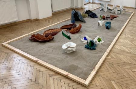 Zdjęcie ekspozycji "Playground" w przestrzeni Galerii Nowolipki.