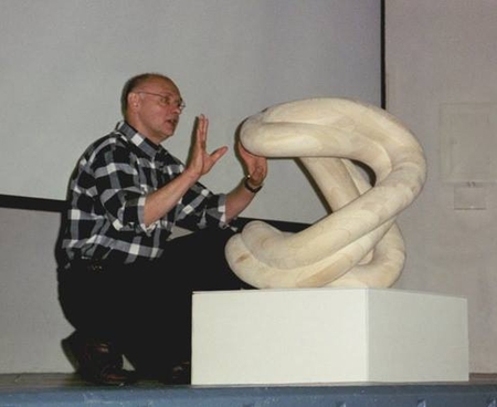 Autor Brent Collins wraz z rzeźbą