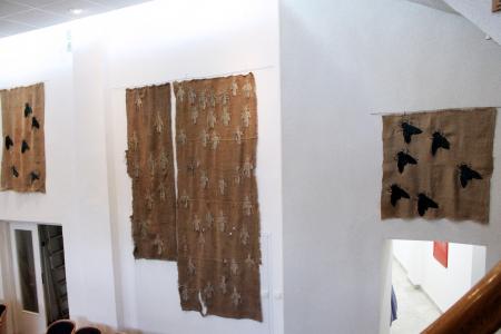 Zdjęcie tkanin w galerii na parterze - fragment wystawy.