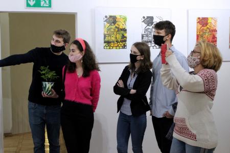 Goście na wystawie "Zwyczajnie na co dzień". 