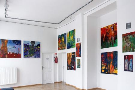 Kadr na 1 piętrze wystawy malarstwa „Kolor bez miary" Gabryelli Miłowskiej-Moląg.