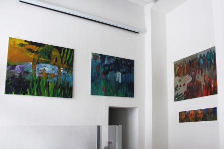 Kadr na parterze wystawy malarstwa „Kolor bez miary" Gabryelli Miłowskiej-Moląg.