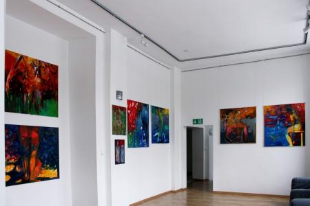 Kadr na 1 piętrze wystawy malarstwa „Kolor bez miary" Gabryelli Miłowskiej-Moląg.