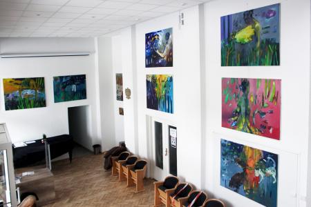 Kadr na parterze wystawy malarstwa „Kolor bez miary" Gabryelli Miłowskiej-Moląg.