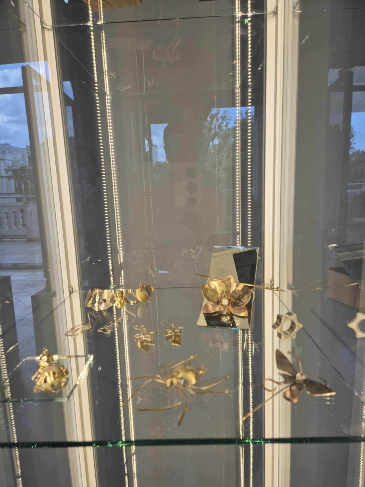 Prace z pracowni Jubilerstwa wystawione w przeszklonej gablocie