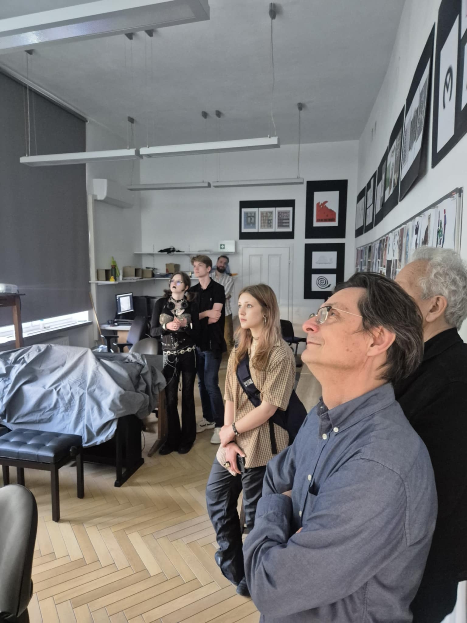 Zapatrzeni zwiedzający w film w pracowni filmu i animacji