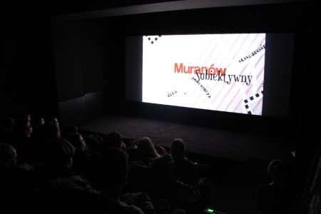 Pokaz nagrodzonych filmów na ekranie kina.