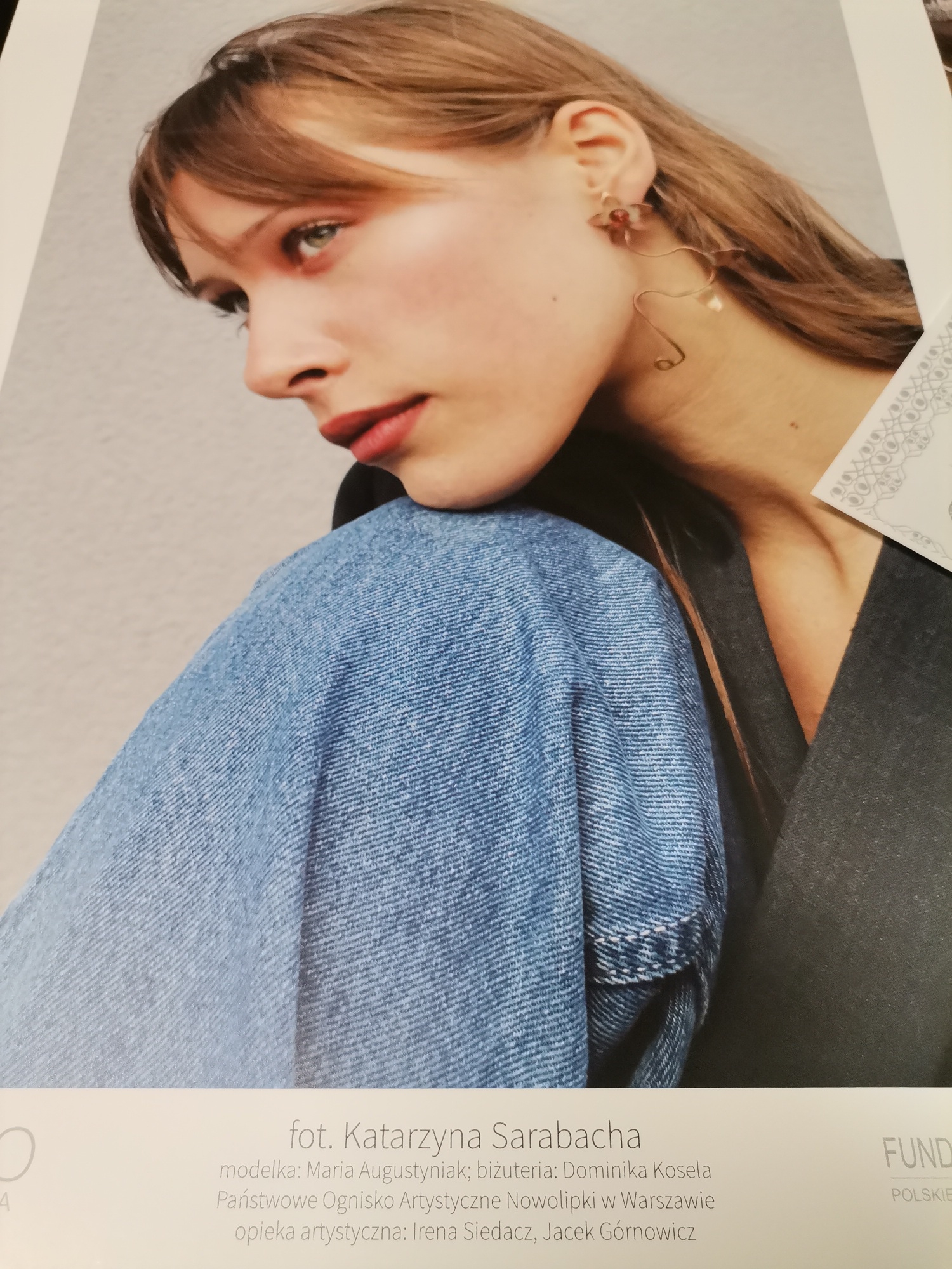 kolczyk Dominiki Koseli, laureatki w konkursie fotograficznym, modelka z kolczykiem fotografia w miesiącu lipiec 2024