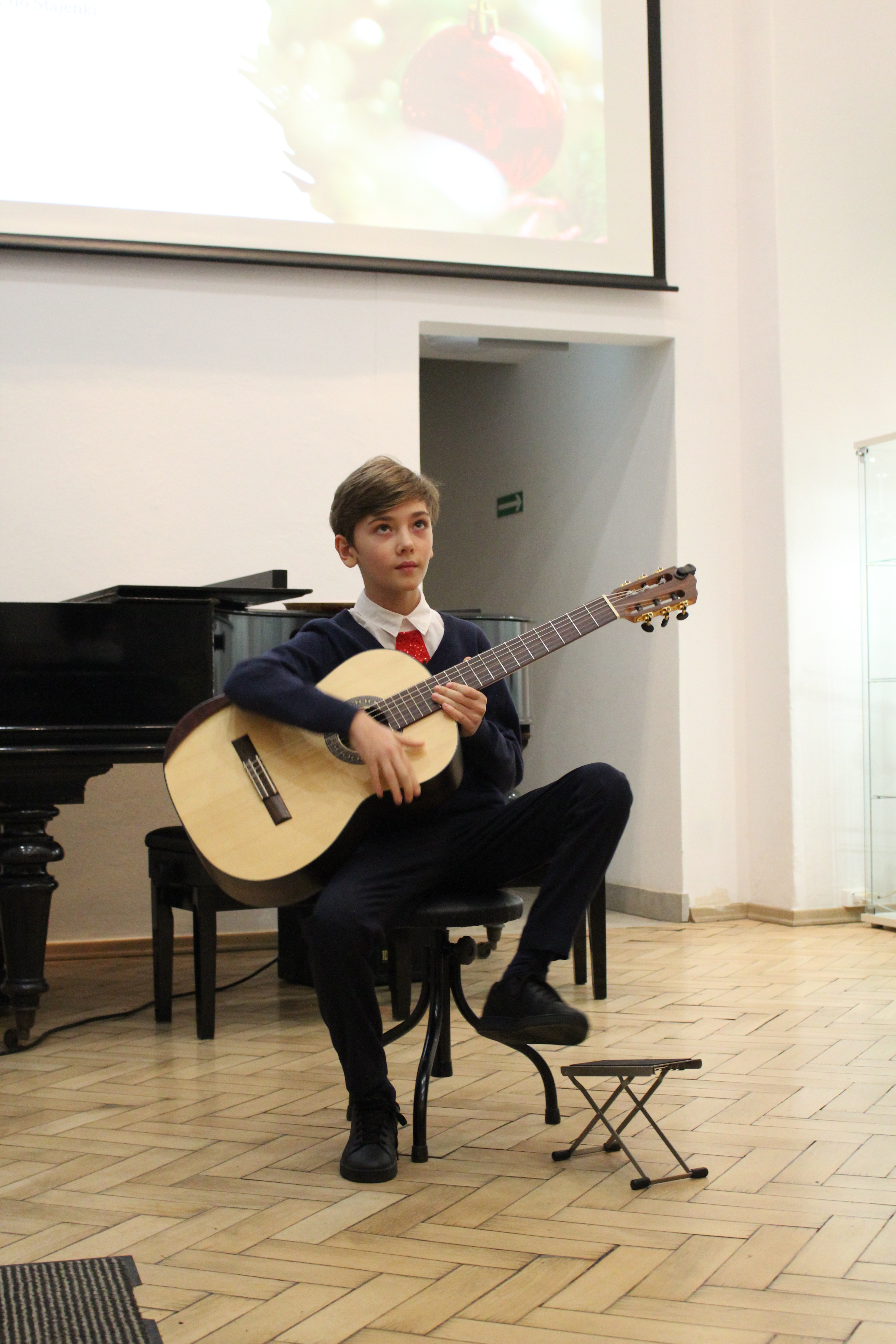 Najmłodsi uczestnicy sekcji muzycznej - gitarzysta