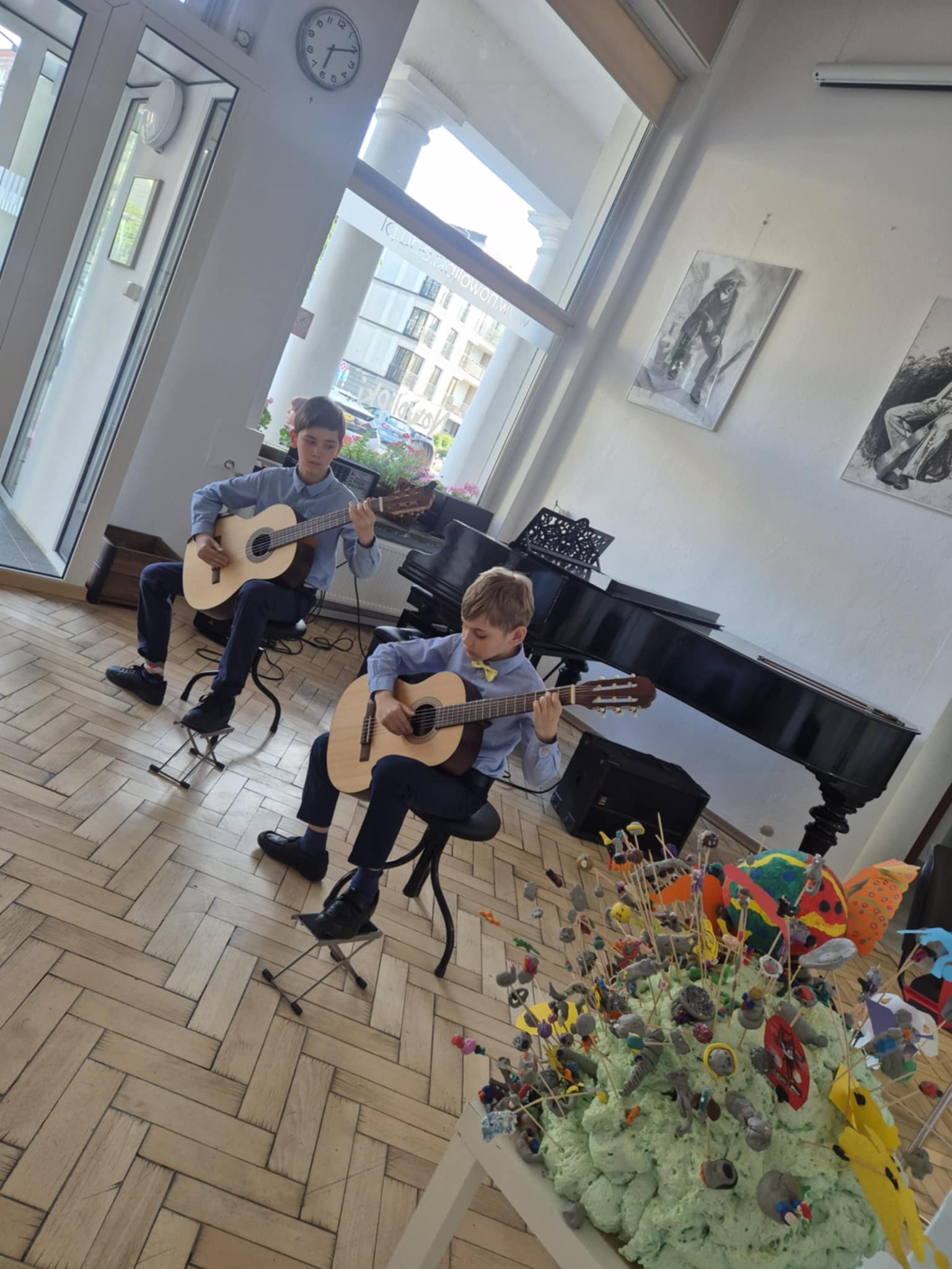 Duet młodych gitarzystów występująca razem na scenie Ogniska Artystycznego.