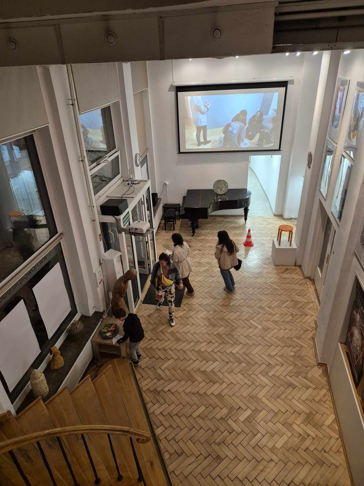 widok na dolny hall Państwowego Ogniska Artystycznego.