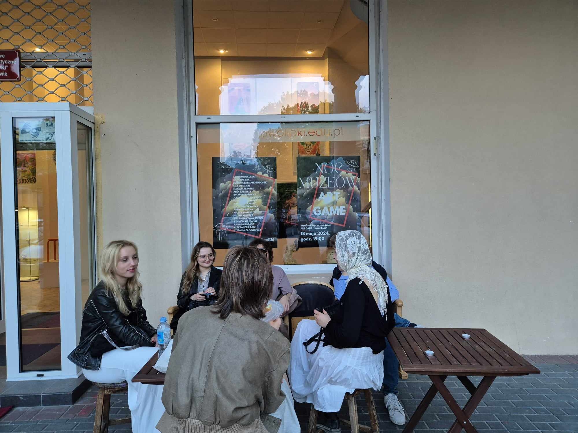 goście wystawy, którzy uczestniczą w dyskusji przed Państwowym Ogniskiem Artystycznym
