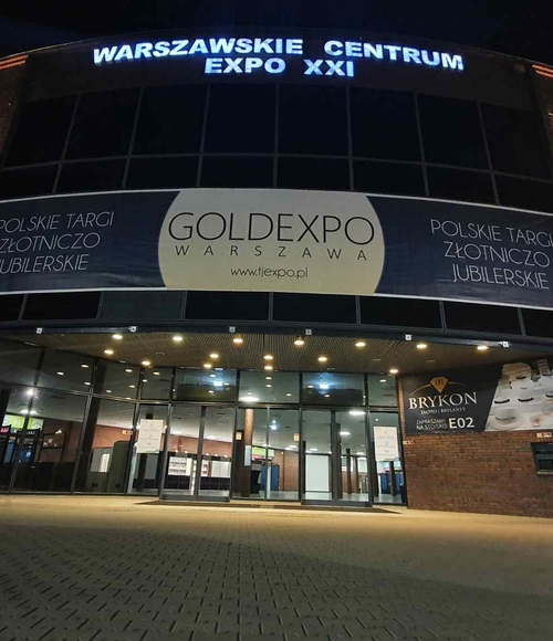 wejście do hali expo przy ulicy Prądzyńskiego z dużym bannerem informującym o targach Goldexpo