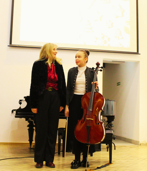 dr Teresa Nowak Frukacz ze swoją uczennicą wiolonczelistką